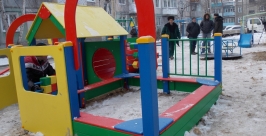 Уличные детские площадки зимой начали устанавливать в Иркутске РИА Irkutskmedia