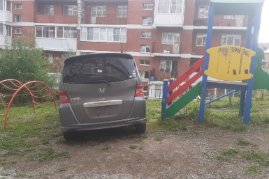 "Иркутский_автохам": на детских площадках не только играют