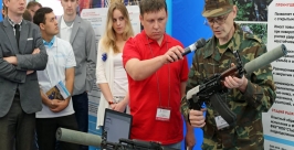 Научный работник ИрГТУ показывает автомат АК-74М Мария Оленникова