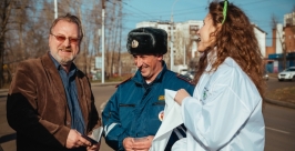 Сотрудники ГИБДД поздравили автомобилистов Иркутска с праздником Пресс-служба ГУ МВД по Иркутской области