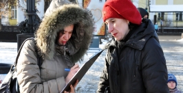 Участники пикета собирали подписи Мария Оленникова