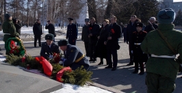 Возложение корзины с цветами к памятнику А. Белобородову РИА IrkutskMedia