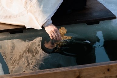 19 января: в крещенскую ночь вода приобретает чудесные свойства и становится целебной
