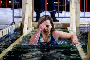 Крещенские купания по канонам безопасности: что можно, а что нет при нырянии в прорубь