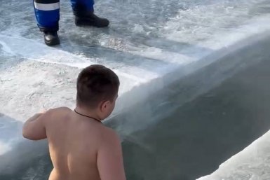 Несколько детей окунулись в ледяную прорубь на Крещение в Иркутске
