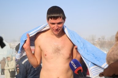 Корреспондент ИА IrkutskMedia окунулся в прорубь на Крещение в -32°C