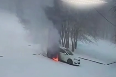 Мужчина спас ребенка из горящей машины в Иркутске Скриншот видео из соцсетей