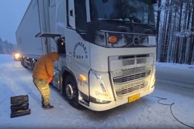 В Приангарье сотрудники ГАИ помогли водителю заглохшего по пути в Китай тягача