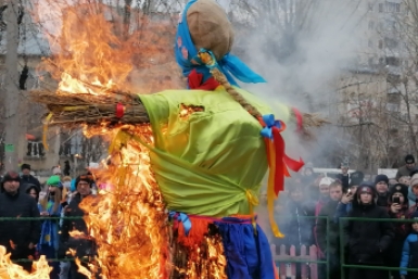 Чучело с фотографией сожгли после облизывания SHAMANом льда на Байкале
