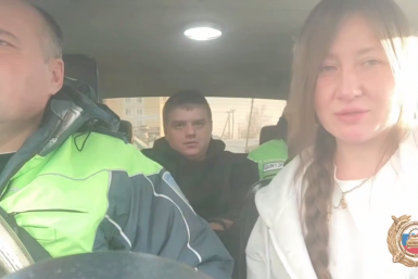 Инспекторы ДПС Приангарья помогли красноярцам на трассе в сильный мороз