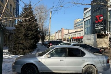 "Иркутский_автохам": на тротуарах — как тюльпаны на грядке