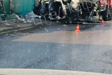 Автомобиль перевернулся на крышу после ДТП в Предместье Радищева Иркутска ДТП 38RUS в тг (18+)