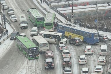 Глазковский мост в Иркутске &quotвстал&quot после второго ДТП за утро Тг-канал (18+) ДТП38RUS