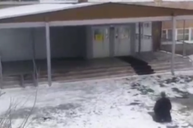 Мужчина отблагодарил школу в Братске на коленях - в ситуации разбирается МВД