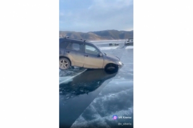 На Байкале еще один автомобиль провалился в трещину на льду