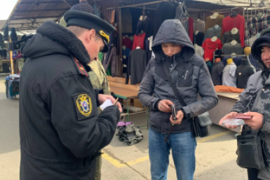 Семь бывших мигрантов доставили в военком Иркутской области для постановки на учет