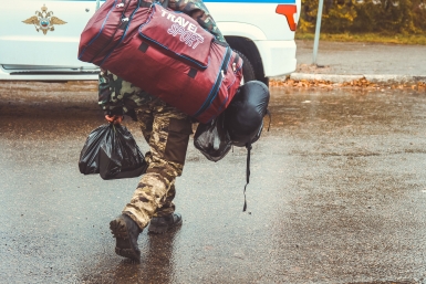 Есть такая профессия – Родину защищать: двоих добровольцев из Братска проводили в зону СВО