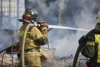 Сотрудники МЧС тушат пожар, возникший на складе после взрыва Дмитрий Осипчук, ИА PrimaMedia