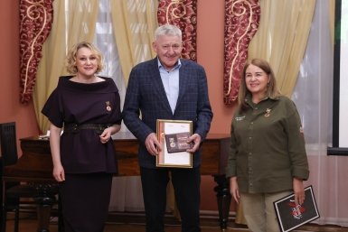 Коллективу АО &quotТруд&quot вручили нагрудный знак &quotНародный фронт. Все для Победы&quot предоставлено предприятием