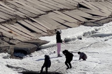 Опасная забава: детей заметили на льду Ангары в Иркутске 