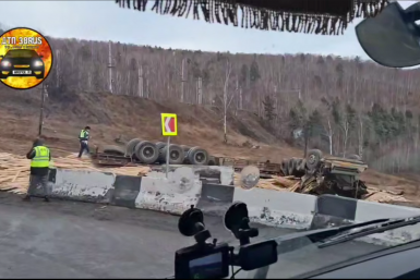 Груженный древесиной тягач перевернулся на Култукском тракте
