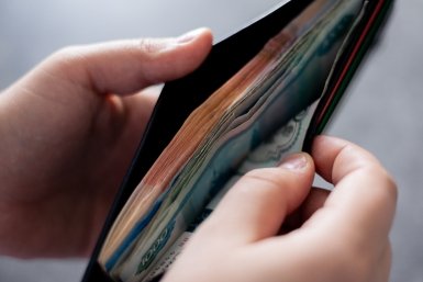 В Братске сотрудница банка поверила “инвесторам” и лишилась 1,3 млн рублей