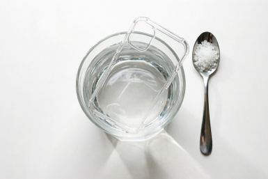 1 ложку на 100 мл: пожелтевший чехол от телефона снова прозрачный — новый покупать не нужно