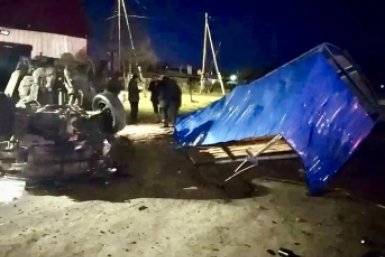 Водитель иномарки снес остановку и врезался в магазин в Братском районе