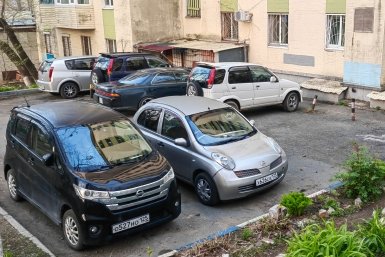 Соседский контроль работает: как наказать тех, кто греет машину под окнами