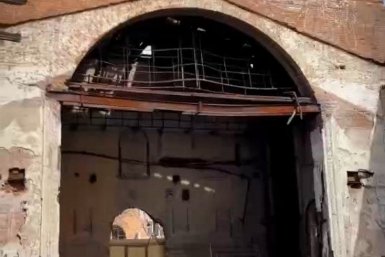 Дыры в потолке, лепнина и пепел: блогер из Иркутска показал сгоревшее здание ТЮЗа изнутри
