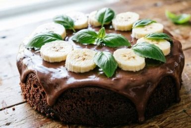 Шоколадный пирог с базиликом и бананом: невероятное трио, от которого невозможно оторваться