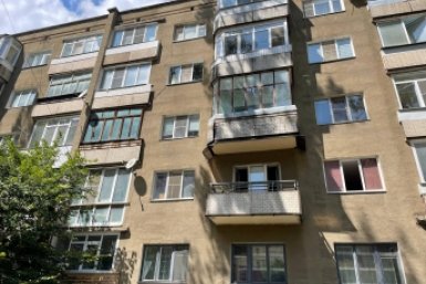 Появились подробности падения 8-летней девочки с балкона пятого этажа дома в Братске