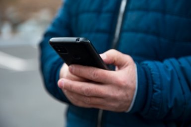 В Ангарске сосед оформил доступ к счетам пенсионерки и украл более 320 тысяч