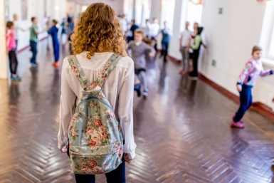 Детский омбудсмен прокомментировала избиение школьницы в Иркутске