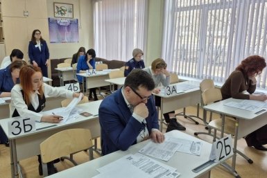 Министр образования Приангарья сдал пробный ЕГЭ по русскому вместе с родителями учеников