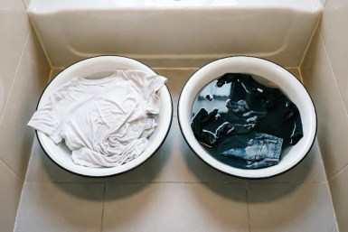 Белое останется белым, черное — черным: как просто освежить цвет белья при стирке