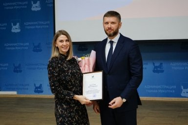 Председатель Евгений Стекачев вручил благодарности работникам думы и мэрии Иркутска Пресс-служба думы Иркутска