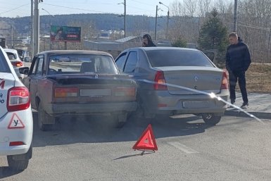 Два автомобиля не поделили дорогу около заправки в Иркутске