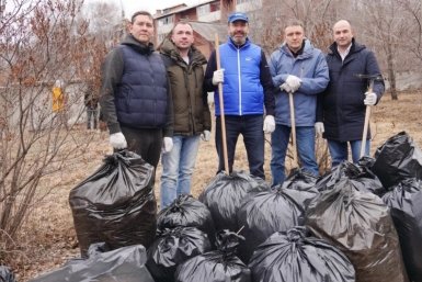 Субботник на территории госпиталя Ветеранов войн провели депутаты ЗС  Мария Иванова