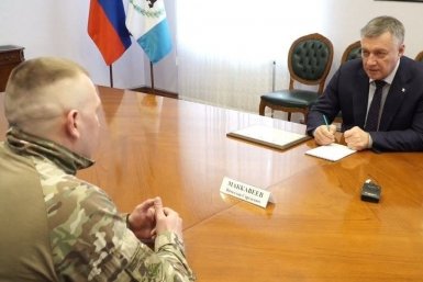 Участник СВО передал Игорю Кобзеву благодарность Приангарью от батальона связи