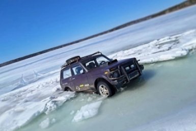 В Братске машина провалилась в лёд — водителя нашли не сразу