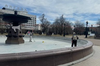 Чашу фонтана перекрашивают в сквере им. Кирова Иркутска