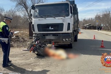 В Иркутске мотоциклист столкнулся со стоящим большегрузом и погиб