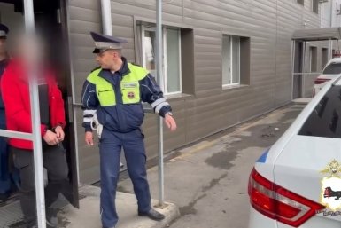 В Иркутской области мотоциклист разбил ногами лобовое стекло иномарки