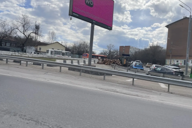 Лесовоз перевернулся на улице Джамбула в Иркутске