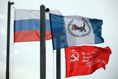 Знамя Победы подняли над зданием правительства Иркутской области