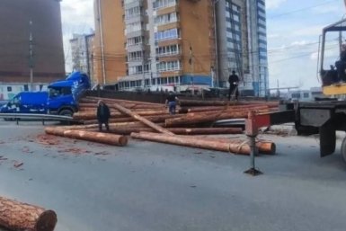 Стали известны подробности аварии с лесовозом на Джамбула в Иркутске