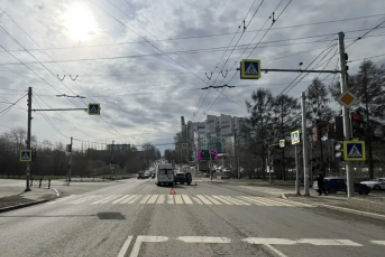 В Иркутске отечественное авто столкнулось с ехавшей на вызов "скорой"