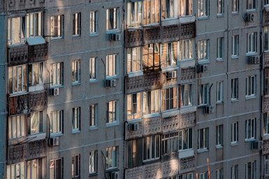 Россиянам запретили менять окна, стеклить балконы и вешать камеры без согласия соседей Илья Аверьянов, ИА PrimaMedia
