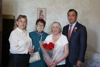 Сергей Тен поздравил с Днем Победы детей войны и тружеников тыла в Иркутске Депутат Государственной Думы Сергей Тен
